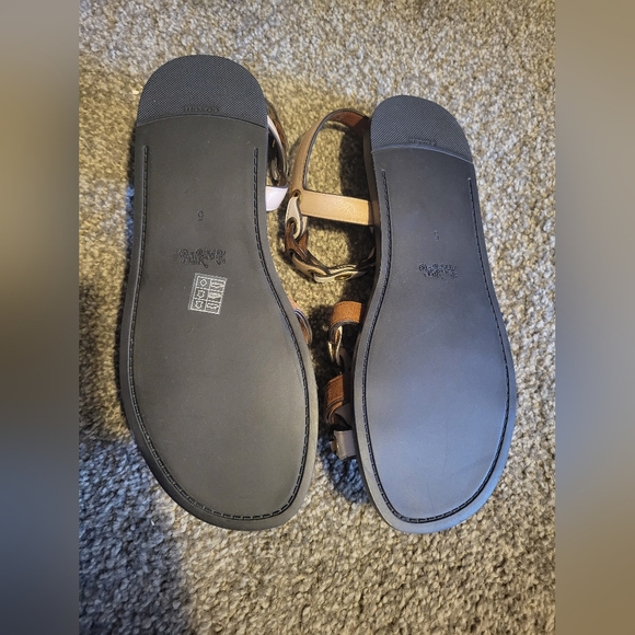 COACH Beechwood, Saddle and Chalk Sandals. Size 5 - Picture 4 of 9